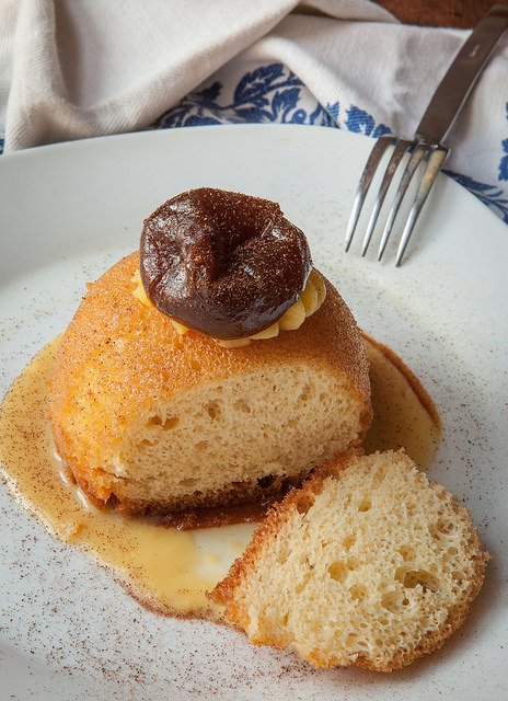 Babà di farina di Grano del Miracolo, crema ai fichi caramellati e cannella di Ceylon