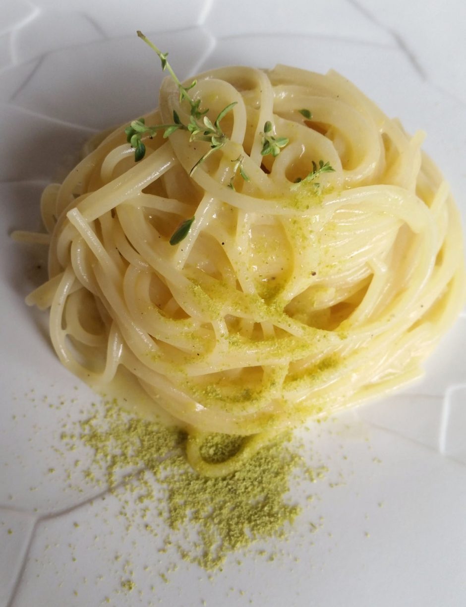 Spaghettini con acqua di limone, olio e provolone